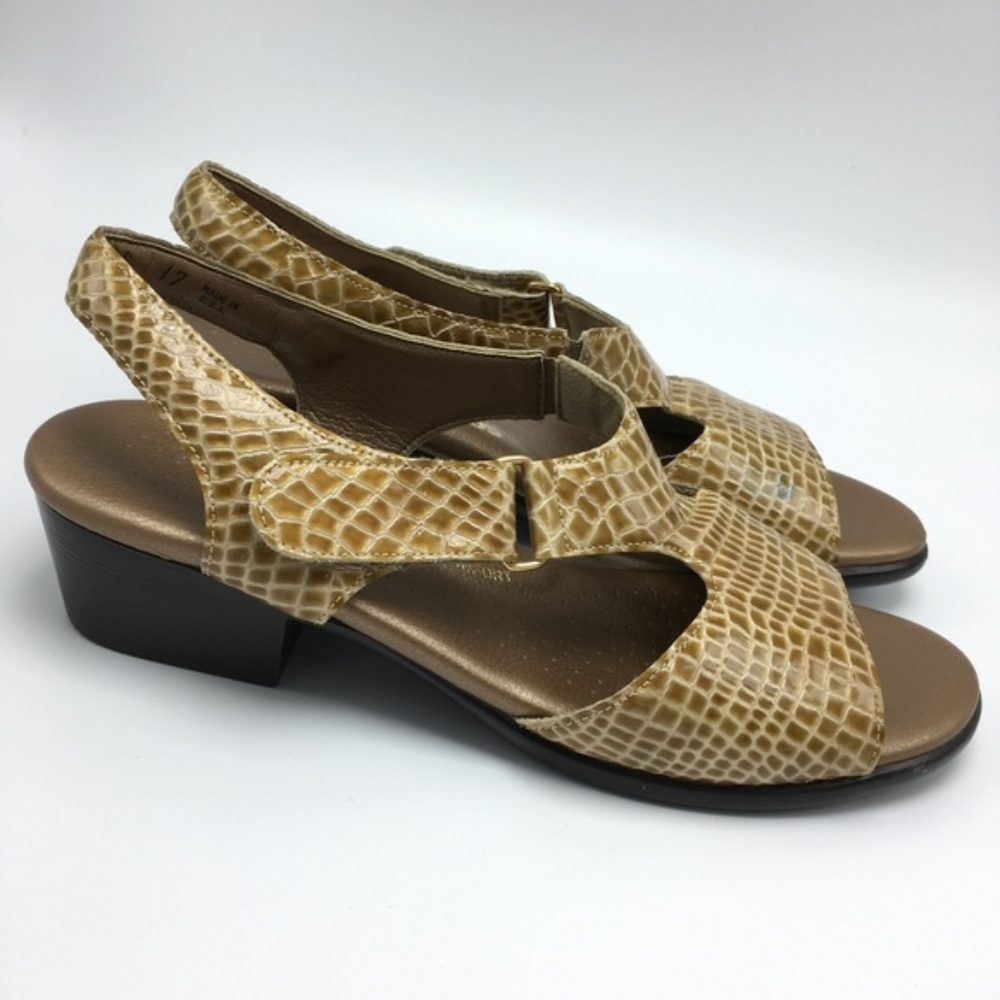 Seeking To Buy SAS Tripad Sandles in Women's 11